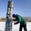 Новый городской арт-объект издалека похож на столб и сделан из жестяных бочек — newsvl.ru