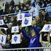 Каждый болельщик получил по вот такой табличке с логотипом владивостокского хоккейного клуба — newsvl.ru