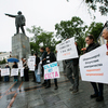 Более 20 человек с плакатами собрались на привокзальной площади Владивостока, чтобы привлечь внимание СМИ, горожан и, главное, краевых властей к своей проблеме — newsvl.ru