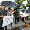 Более 20 человек с плакатами собрались на привокзальной площади Владивостока, чтобы привлечь внимание СМИ, горожан и, главное, краевых властей к своей проблеме — newsvl.ru