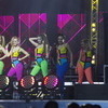 Танцующие на сцене девушки создавали атмосферу 90-х  — newsvl.ru