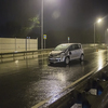 Через несколько секунд неизвестный автомобиль сбил знак и переехал пострадавшего, лежавшего на дороге — newsvl.ru