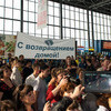 В аэропорту экипаж встречали ярко и громко, приветствуя криками, аплодисментами и морем улыбок — newsvl.ru