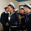 Моряки искали глазами родных в толпе встречающих — newsvl.ru