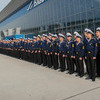 Почти сразу экипаж увели на построение перед здание аэропорта — newsvl.ru
