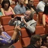 Почетные гости занимают места в зрительном зале — newsvl.ru