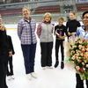 В конце фигуристы поблагодарили Роднину, вручили ей огромный букет цветов, состоялись традиционное фотографирование на память и автограф-сессия — newsvl.ru