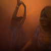 Цветной туман окутал толпу. Красители безвредны для здоровья — newsvl.ru