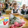 Первоклашки школы № 61 в классе после торжественной линейки — newsvl.ru