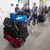 У всех хоккеистов солидный багаж, помимо личных вещей весьма объемная форма и клюшки — newsvl.ru
