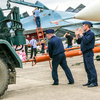 К самолётам цепляют тягач — newsvl.ru