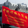 В отсутствии автомобильного погранперехода на российской стороне, проходить оформление джипам пришлось в кузове трейлера — newsvl.ru