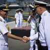 На 33 причале индийского адмирала встретил заместитель командующего Тихоокеанским  флотом контр­-адмирал Андрей Рябухин. — newsvl.ru