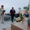 Горожане возлагают цветы в памятнику и захоронению — newsvl.ru