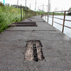 Чтобы в ожидании «большого ремонта» дорожка окончательно не развалилась, было принято решение сделать ремонт «маленький» — newsvl.ru
