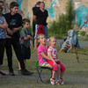 Для пущего комфорта некоторые жильцы выносили из домов табуретки и раскладные стульчики — newsvl.ru