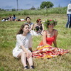 Многие зрители предпочли смотреть концерт, сидя на траве — newsvl.ru
