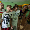 Проходили ребята в «зазеркаленную» комнату отрядами по 19 человек — сначала самые маленькие воспитанники (7-9 лет), затем — побольше (13-14 лет) — newsvl.ru