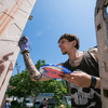 В понедельник, 23 июня, художники арт-сообщества «33+1» под руководством Марии Никифоровой приступили к росписи стены ресторана «Пятый океан» на Спортивной набережной — newsvl.ru