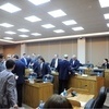 На ежемесячную сессию краевого ЗакСобрания депутаты собрались к 10 утра сегодня, 25 июня. Однако когда законодатели заняли свои места, выяснилось, что половина из них отсутствует — newsvl.ru