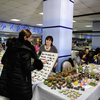 Наталья Христенко и ее керамика и лэмпворк встречают посетителей при входе на ярмарку — newsvl.ru