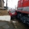 Автомобиль зажало между поездом и стеной — newsvl.ru