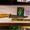 На выставке представлены ножи, кортики, кинжалы, охотничьи наборы, сабли — большая их часть существует в единственном экземпляре — newsvl.ru
