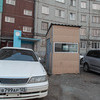 Нередко "офисы" мигрантов оборудованы, как на Нейбута, 30, в капитальных киосках. Сразу видно, что парковщики пришли всерьёз и надолго — newsvl.ru