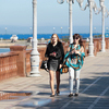 Люди спешат прогуляться под солнцем — newsvl.ru