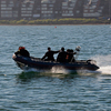 Воспользовавшись задымлением, условные злоумышленники попытались скрыться на моторной лодке — newsvl.ru