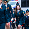 Участники церемонии возлагают красные гвоздики — newsvl.ru