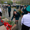 Участники церемонии возлагают красные гвоздики — newsvl.ru