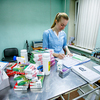 Врач клиники подписывает лекарства для питомцев фонда — newsvl.ru