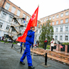 Знамя Победы торжественно вносит представитель молодого поколения — newsvl.ru