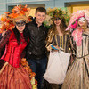 К девушкам, одетым в пышные карнавальные платья (сшитые, кстати, своими руками), выстраивается едва ли не очередь из желающих сфотографироваться — newsvl.ru