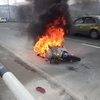 Мотоцикл загорелся метрах в 30 от байкера. Фото предоставлено самим участником ДТП — newsvl.ru