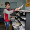 На первый взгляд, на рабочем столе Константина творился хаос — кипы конвертов, листовок и листочков  — newsvl.ru