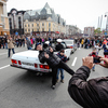 Люди весело фотографируются около одной из двух белых "Волг" — newsvl.ru