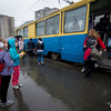 Встречают пассажиров прибывшего трамвая — newsvl.ru