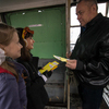 Вручают открытки пассажирам трамвая — newsvl.ru