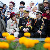 Ветераны сидели на трибунах около памятника — newsvl.ru
