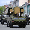 Из открытого люка каждой боевой машины отдает воинское приветствие офицер — newsvl.ru