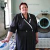 Валентина Шабло на фоне старой судовой стиральной машины — newsvl.ru