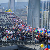 Тысячи людей с шариками и транспарантами на Золотом мосту - зрелище впечатляющее и красивое  — newsvl.ru