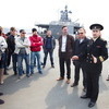 Капитан второго ранга Сергей Юков проводит инструктаж перед тем, как зайти на борт корабля — newsvl.ru