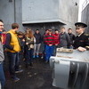 Хоккеисты около установки, с помощью которой сбрасывают мины — newsvl.ru