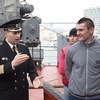 Капитан второго ранга Сергей Юков (слева) весьма доходчиво все рассказывал — newsvl.ru