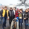 Хоккеисты внимательно разглядывают устройство военного корабля — newsvl.ru