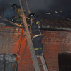 При помощи трехколенных лестниц огнеборцы попали на крышу здания — newsvl.ru