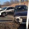 Водитель Mazda Proceed Marvie не пропустил на перекрестке Toyota Allion, в результате автомобили получили серьезные повреждения, а людям потребовалась медицинская помощь — newsvl.ru